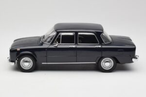 Alfa Romeo Giulia 1300 Kék Minichamps 1:18 180120905 Fém – 4. kép a 8-ből