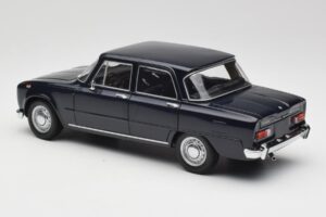 Alfa Romeo Giulia 1300 Kék Minichamps 1:18 180120905 Fém – 7. kép a 8-ből