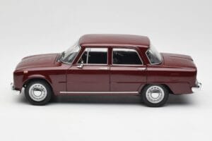 Alfa Romeo Giulia 1300 Sötétvörös Minichamps 1:18 180120906 Fém – 4. kép a 8-ből