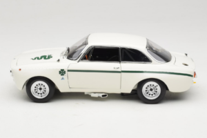 Alfa Romeo GTA 1300 Junior Fehér Minichamps 1:18 100120501 Fém – 4. kép a 8-ből