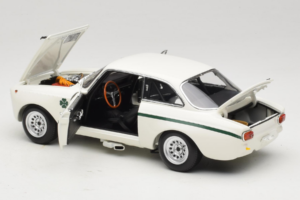 Alfa Romeo GTA 1300 Junior Fehér Minichamps 1:18 100120501 Fém – 5. kép a 8-ből