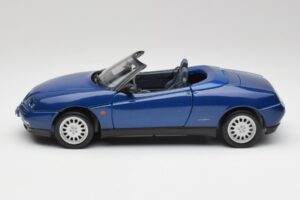 Alfa Romeo Spider 916 Periwinkle Kék Maisto 1:18 50308 Fém – 3. kép a 7-ből