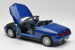 Alfa Romeo Spider 916 Periwinkle Kék Maisto 1:18 50308 Fém – 4. kép a 7-ből