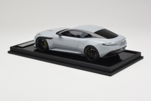 Aston Martin DB12 Nardo Gray MotorHelix 1:18 MH027NG Gyanta – 5. kép a 7-ből