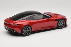 Aston Martin DB12 Hyper Red GT Spirit 1:18 GT936 Gyanta – 2. kép a 6-ből