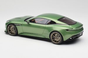 Aston Martin DB12 Zöld GT Spirit 1:18 GT466 Gyanta – 4. kép a 5-ből