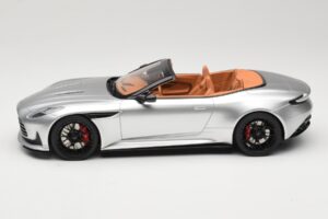 Aston Martin DB12 Volante Ezüst GT Spirit 1:18 GT945 Gyanta – 3. kép a 6-ből