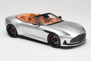 Aston Martin DB12 Volante Ezüst GT Spirit 1:18 GT945 Gyanta – 4. kép a 6-ből