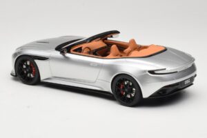 Aston Martin DB12 Volante Ezüst GT Spirit 1:18 GT945 Gyanta – 5. kép a 6-ből