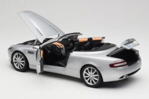 Aston Martin DB9 Volante Ezüst Minichamps 1:18 150137334 Fém – 5. kép a 8-ből