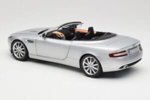 Aston Martin DB9 Volante Ezüst Minichamps 1:18 150137334 Fém – 7. kép a 8-ből