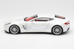 Aston Martin One-77 Morning Frost Fehér AUTOart 1:18 70244 Fém – 4. kép a 8-ből
