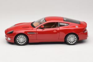 Aston Martin V12 Vanquish Piros Bburago 1:18 33334063 Fém – 4. kép a 8-ből