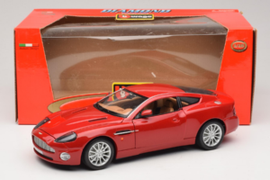 Aston Martin V12 Vanquish Piros Bburago 1:18 33334063 Fém – 8. kép a 8-ből