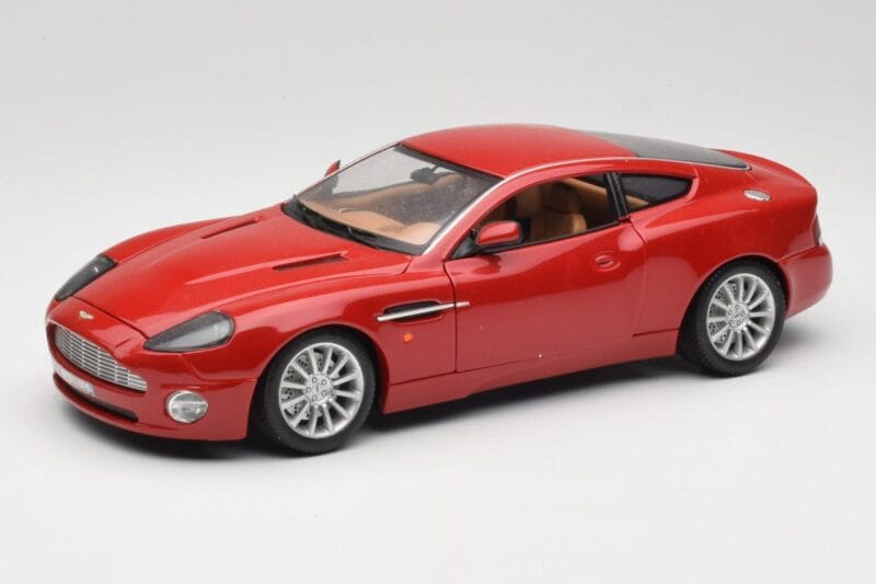 Aston Martin V12 Vanquish Piros Bburago 1:18 34063 Fém