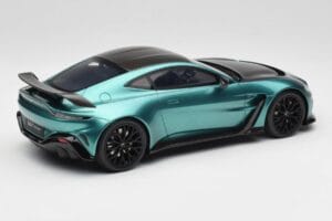 Aston Martin V12 Vantage Racing Green GT Spirit 1:18 GT922 Gyanta – 2. kép a 6-ből