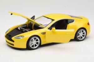 Aston Martin V8 Vantage Sárga Hot Wheels 1:18 G7159 Fém – 2. kép a 8-ből