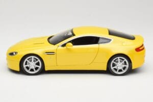 Aston Martin V8 Vantage Sárga Hot Wheels 1:18 G7159 Fém – 4. kép a 8-ből