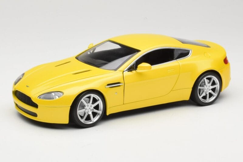 Aston Martin V8 Vantage Sárga Hot Wheels 1:18 G7159 Fém