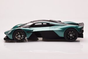 Aston Martin Valkyrie Racing Green GT Spirit 1:18 GT435 Gyanta – 3. kép a 6-ből