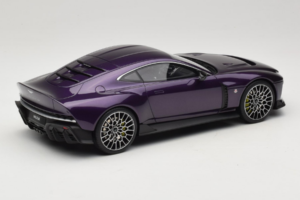 Aston Martin Valour Sötétkék GT Spirit 1:18 GT944 Gyanta – 2. kép a 6-ből
