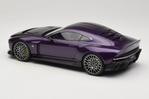 Aston Martin Valour Sötétkék GT Spirit 1:18 GT944 Gyanta – 5. kép a 6-ből