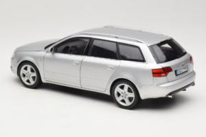 Audi A4 B7 3.2 Quattro Avant Ezüst Minichamps 1:18 5010404215 Fém – 7. kép a 8-ből