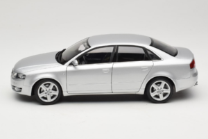 Audi A4 B7 Ezüst Minichamps 1:18 100014402 Fém – 4. kép a 8-ből