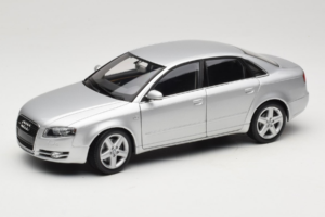 Audi A4 B7 Ezüst Minichamps 1:18 100014402 Fém