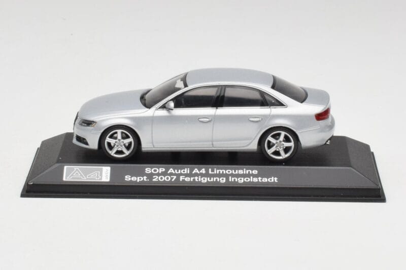 Audi A4 B8 3.2 Quattro Ice Ezüst Minichamps 1:43 5010704113 Fém