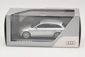 Audi A4 B8 Avant Ice Silver Minichamps 1:43 5011204213 Fém – 4. kép a 4-ből