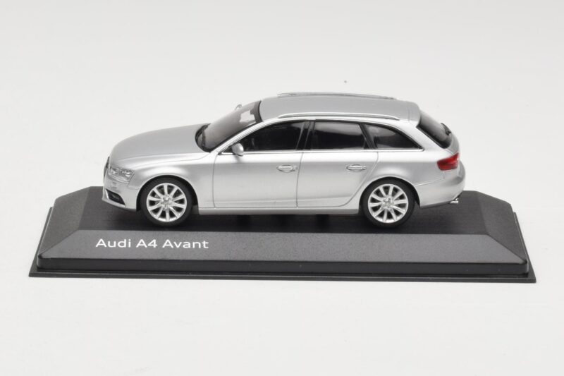 Audi A4 B8 Avant Ice Silver Minichamps 1:43 5011204213 Fém