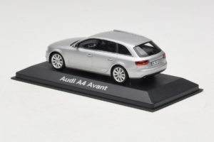 Audi A4 B8 Avant Ice Silver Minichamps 1:43 5011204213-R1 Fém – 3. kép a 4-ből
