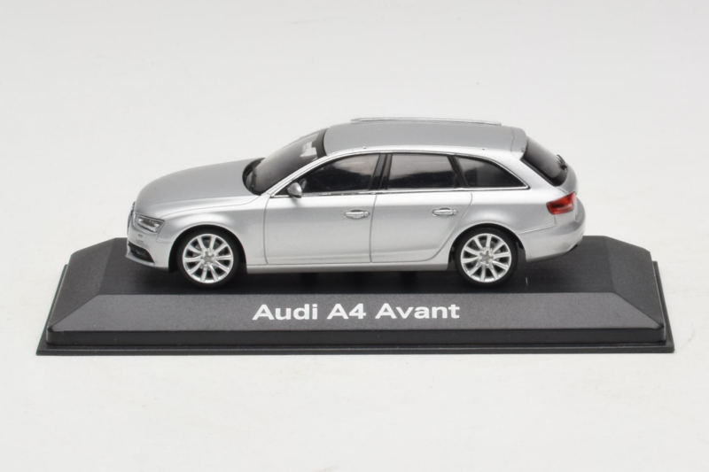 Audi A4 B8 Avant Ice Silver Minichamps 1:43 5011204213-R1 Fém