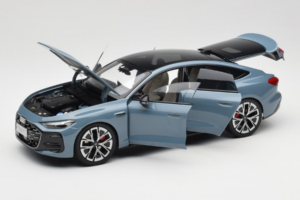 Audi A5L Sportback Kékes Szürke OEM 1:18 ZAM60004B Fém – 2. kép a 8-ből