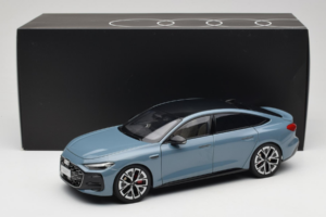 Audi A5L Sportback Kékes Szürke OEM 1:18 ZAM60004B Fém – 8. kép a 8-ből