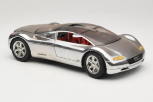 Audi Avus Quattro Chrome Silver Revell 1:18 08913-C1 Fém – 6. kép a 8-ből
