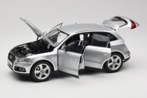 Audi Q5 8R Ice Silver Kyosho 1:18 09242IS Fém – 2. kép a 8-ből