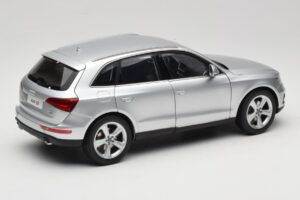 Audi Q5 8R Ice Silver Kyosho 1:18 09242IS Fém – 3. kép a 8-ből