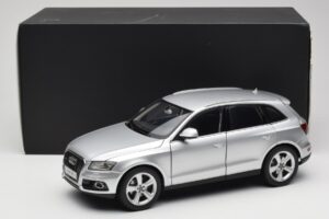 Audi Q5 8R Ice Silver Kyosho 1:18 09242IS Fém – 8. kép a 8-ből