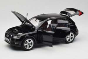 Audi Q5 8R Phantom Black Kyosho 1:18 09242BK Fém – 2. kép a 8-ből