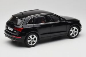 Audi Q5 8R Phantom Black Kyosho 1:18 09242BK Fém – 3. kép a 8-ből