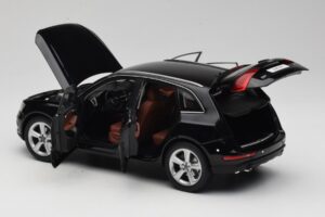 Audi Q5 8R Phantom Black Kyosho 1:18 09242BK Fém – 5. kép a 8-ből