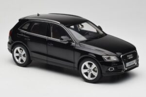 Audi Q5 8R Phantom Black Kyosho 1:18 09242BK Fém – 6. kép a 8-ből