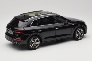 Audi Q5L FY Fekete Paudi Model 1:18 26732 Fém – 3. kép a 8-ből