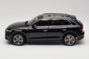 Audi Q5L FY Fekete Paudi Model 1:18 26732 Fém – 4. kép a 8-ből