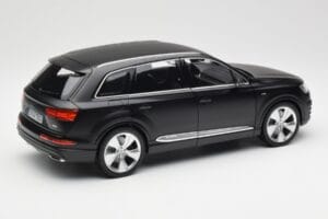 Audi Q7 4M Matt Fekete Minichamps 1:18 110014001 Fém – 3. kép a 8-ből