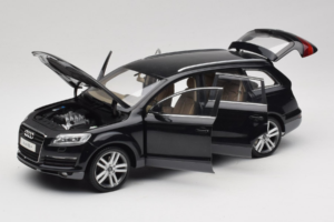 Audi Q7 Fekete Kyosho 1:18 09221BK Fém – 2. kép a 8-ből
