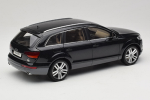 Audi Q7 Fekete Kyosho 1:18 09221BK Fém – 3. kép a 8-ből