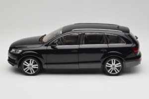 Audi Q7 Fekete Kyosho 1:18 09221BK Fém – 4. kép a 8-ből